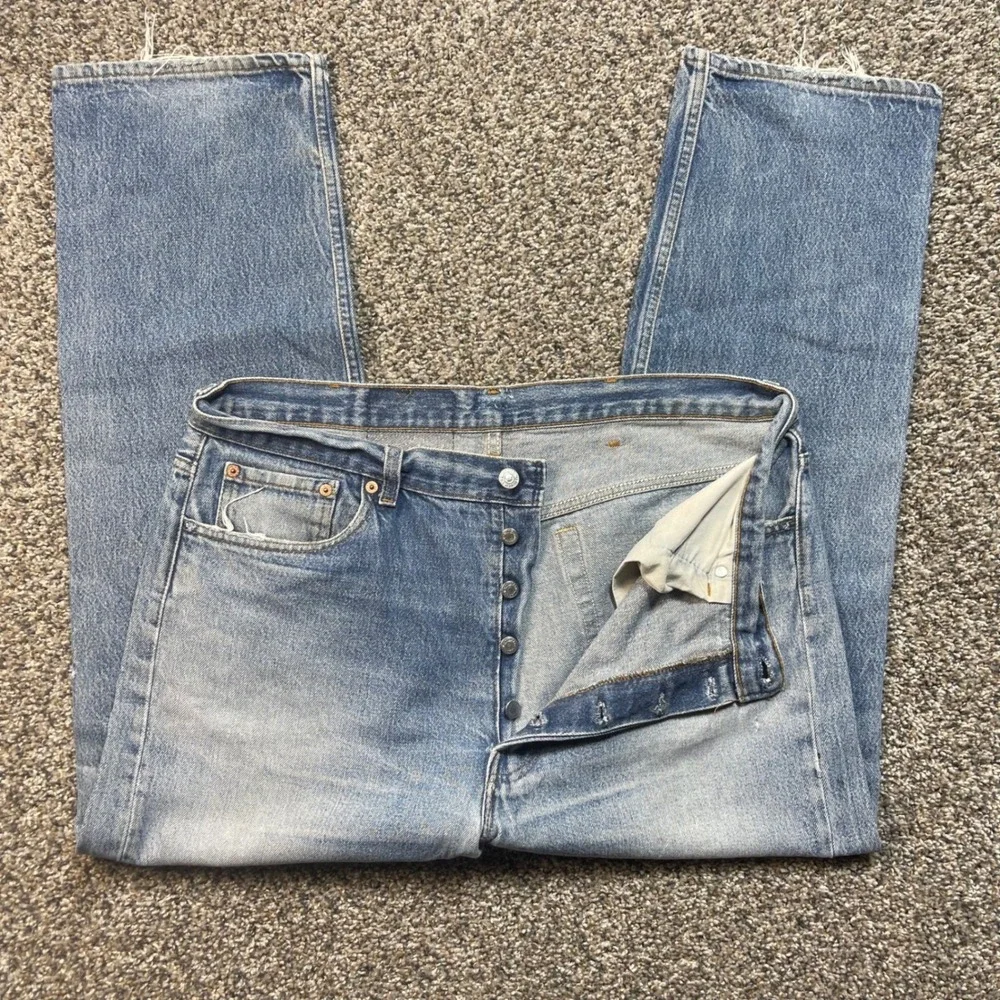 Vintage Levi's 501 Men's 36x28 Jeans USA Made Distressed Button Fly Light Wash - Picture 2 of 13